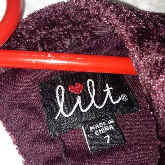 (7) Girls Velvet Dress Wine Colour w/ Floral Design - Picture 2 of 4